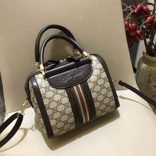 

2022 factory wholesale spring fashion women's tide large capacity versatile one shoulder messenger bag simple and atmospheric handbag