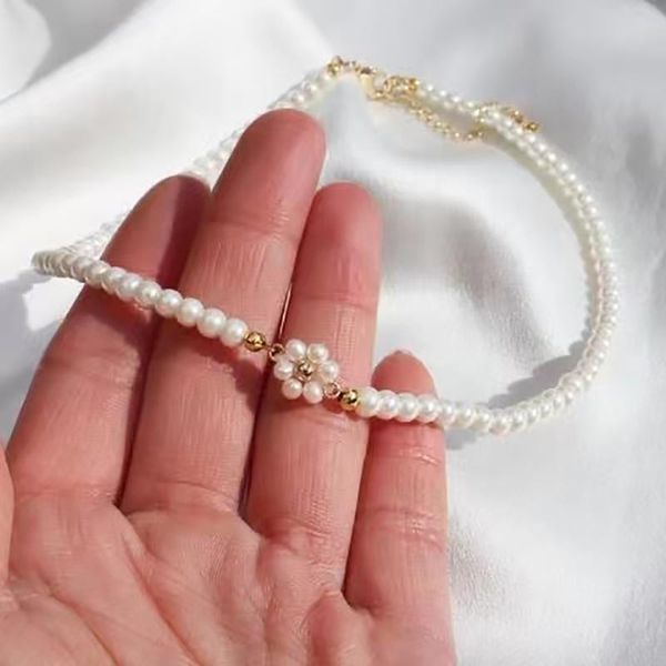 

chokers baroque french retro pearl necklace small flower butterfly pendant feminine gift elegant temperament fashion design 2021, Golden;silver
