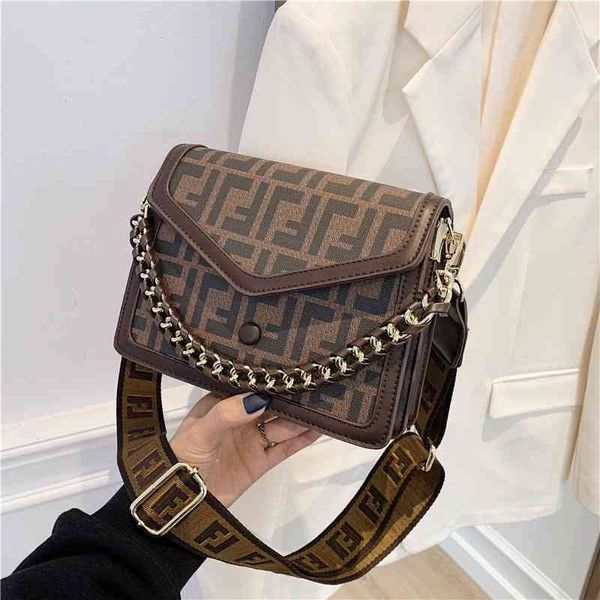 

2022 factory wholesale new letter chain armpit bag women's spring new printed small square bag fashion single shoulder messenger