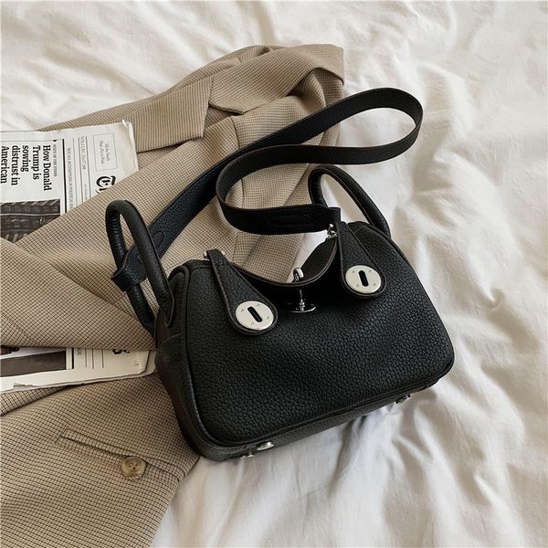

design handbag sense of small bag women's autumn and winter new trend fashion versatile ins single shoulder messenger bag net red