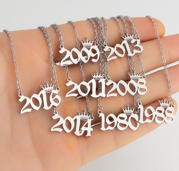 Collane con numero di anno di nascita personalizzato Pendenti con collana iniziale con corona personalizzata per le donne Gioielli di compleanno per ragazze Anni speciali 1980-2019