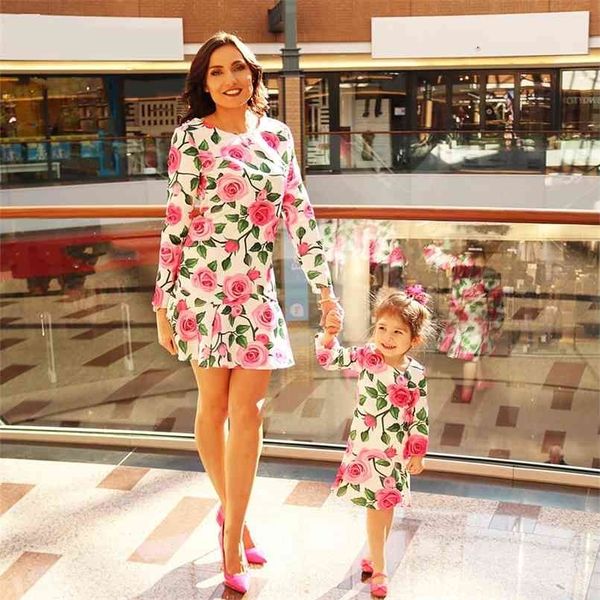 Mutter Tochter Kleider Mode Blumendruck Halbarm Mama und ich Kleidung Familie Passende Outfits Knielanges Kleid 210724