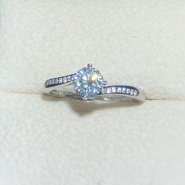 

cluster rings moissanite 0.5ct hardness 9.3, diamond substitutes, can be tested by instruments. jewelry, Golden;silver