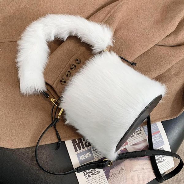 Faux меховые меховые сумки для женщин зимние теплые женские ведровые сумки 2021 новых роскошных дизайнеров женской сумки на плечо