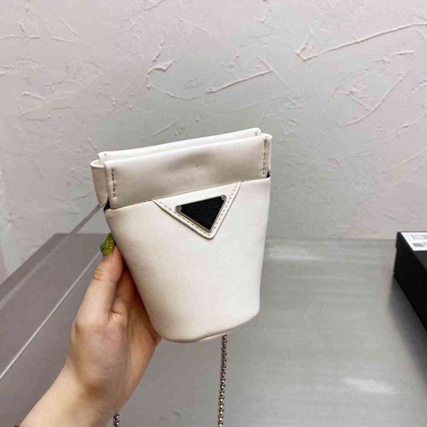 

2021 new simple and fashionable shoulder bag, available in 3 colors, with classic logo