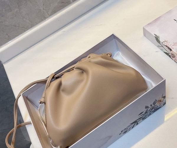

2021 the pouch soft calfskin ladies large clutch bags genuine leather famous desinger brand hand fashion women cloud bagsk3j