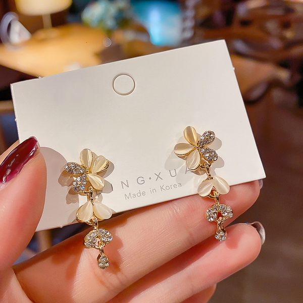 

925 silver needle flower earrings made of cat's eye and diamond earrings