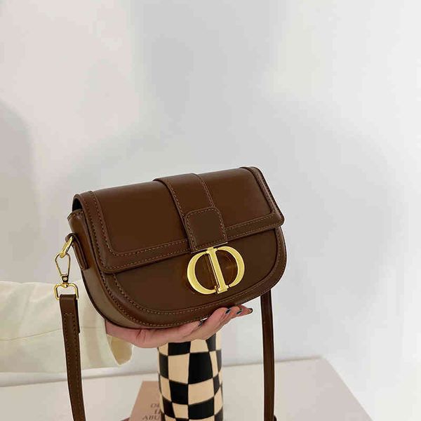 

2022 factory wholesale foreign style female spring and summer fashion net red french minority popular semicircle bag single shoulder messeng