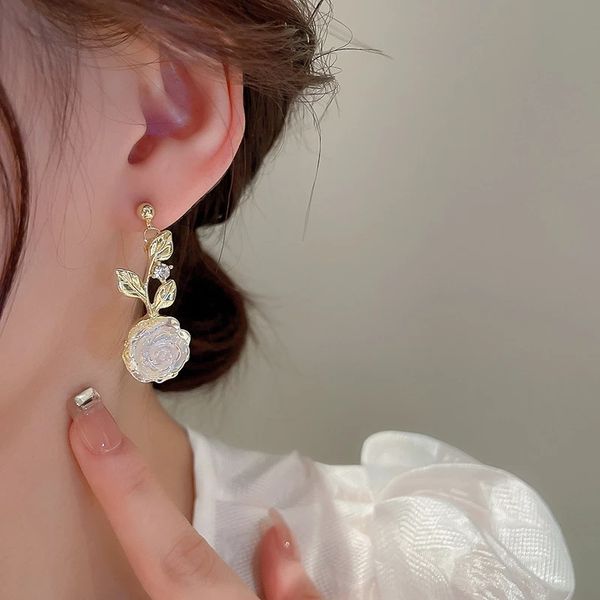 Dangle Kronleuchter 2022 Asymmetrische Diamant -Meerjungfrau -Blumenohrringe Korea Mode neue Ohrringe