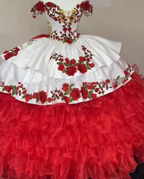 Charro Mis Quince weiße und rote Quinceanera-Kleider, Blumenapplikationen, schulterfrei, süßes 16-Kleid, mit Perlen verziert, für 15 Jahre