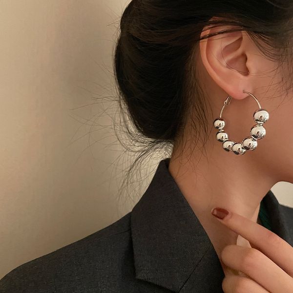 Grandi orecchini rotondi da donna esagerati alla moda, orecchini a cerchio minimalisti in metallo con fascino punk da donna