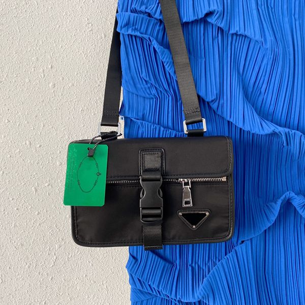 

retro mens nylon messenger shoulde bags diagonal crossbody bag for man luxury designer handbags card holder with triangle badge sports outdo