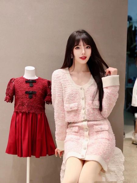 

women's two piece pants 2022 women's early spring pink gradient floral yarn u-neck wrap hip skirt knitted cardigan set, White