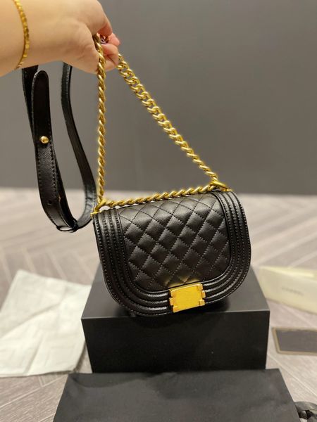 Mini Mulheres Mulheres Horseshoe Postman Bag Sacos de cintura Moda Litchi Grain Cahide Bolsa de ombro de onda Costura de cadeia única Senhora de fivela de fivela designer de bolsa de peito