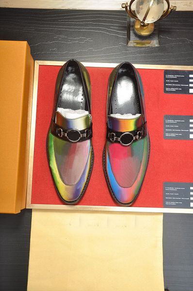 22ss New Mens Fashion Scarpe eleganti in vera pelle Gentlemen Casual Business Shoes Luxurys Patent Stylist Spikes lettere colorate monogrammi Sneakers con scatola