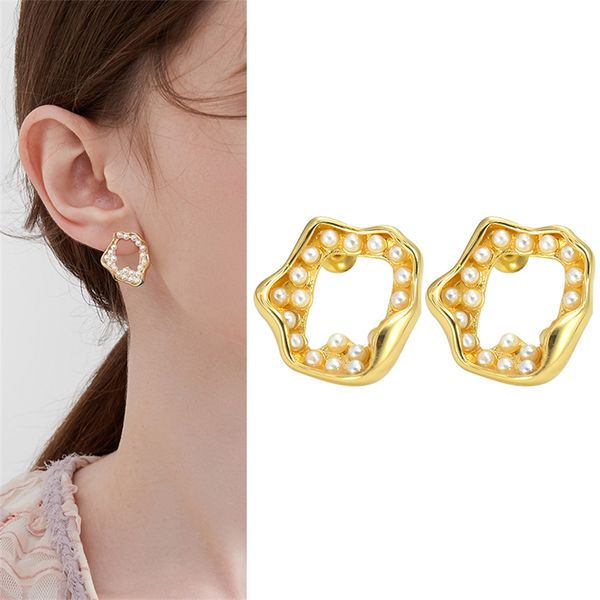 2022 Orecchini di design di orecchini di perle di qualità di lusso Orecchini di design di moda con perno coreano per le donne Lady Bride Party Holiday Classic Special Simple Circle Jewelry