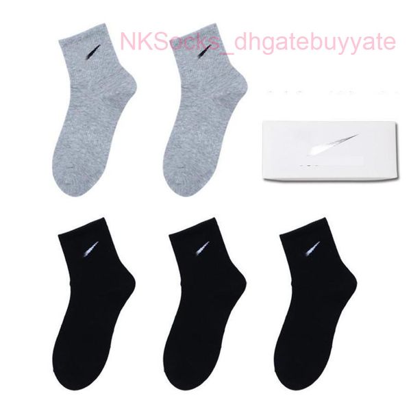 

classic fashion men's socks gift box stockings hook brand black white gray medium tube sports cotton sweat absorbing sock men women lux