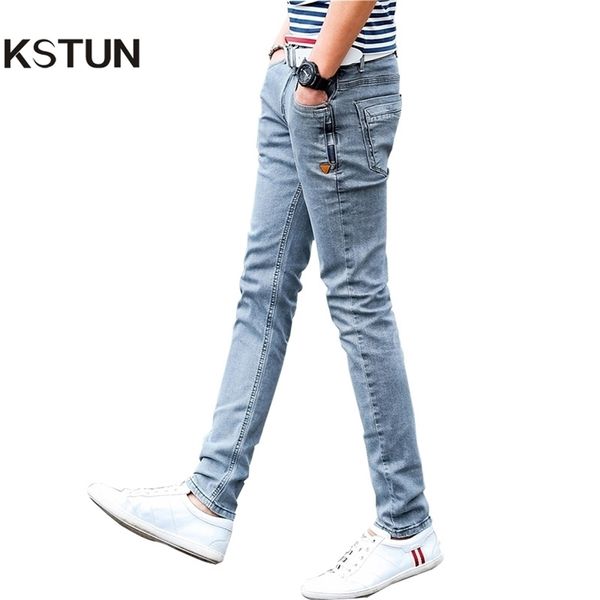 Neue koreanische Art-Mann-Jeans-Grau-dünne dünne Mann-Radfahrer-Jeans mit Reißverschlüssen Designer-Stretch-Art- und Weisebeiläufige Hosen-Bleistift-Hosen T200614