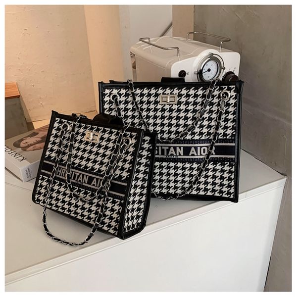 

net red women's fashion texture foreign style french versatile one messenger chain 90% off shop clearance