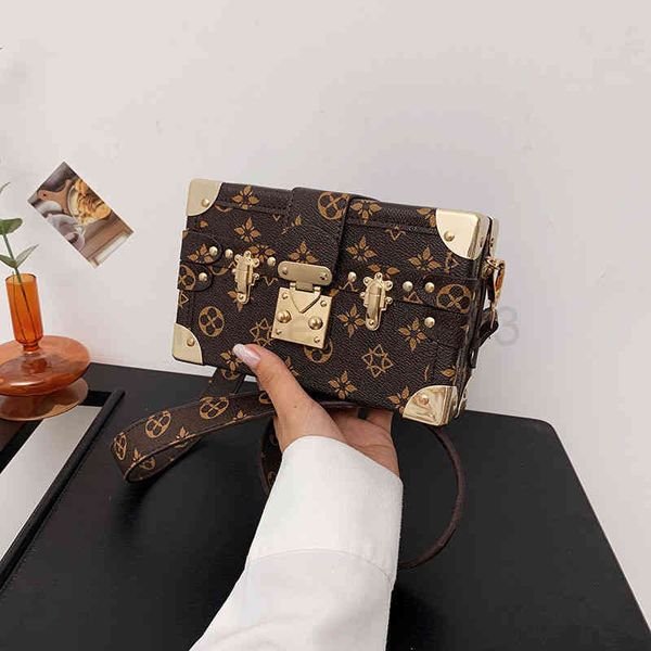 

designer fashion cc even bag woman autumn and winter new retro old flower small square box womens advanced texture foreign style versatile f
