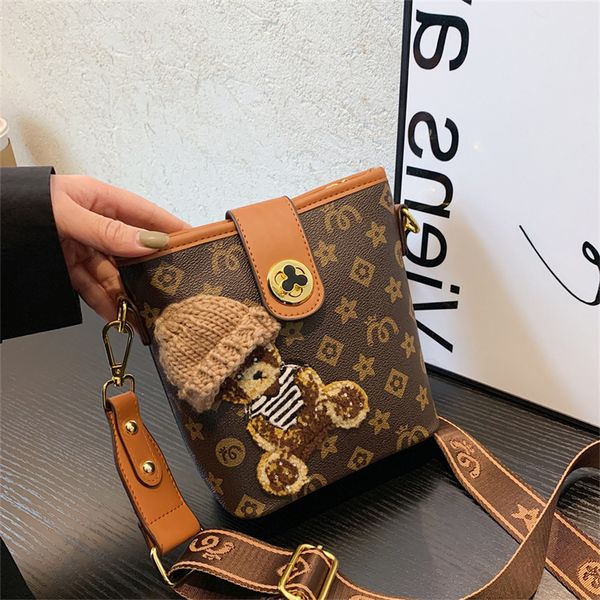 

designer bags bucket women's perfume bear fashion shoulder 2022 online live broadcast new creative personalized messenger