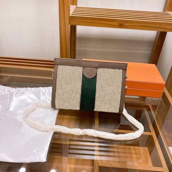 

classic patchwork chain bag can be carried by hand on one shoulder