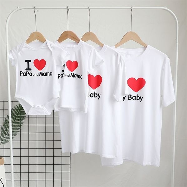 1 pz Amore Maglietta Famiglia Vestiti Coordinati Look Madre Figlia Papà Figlio Magliette Mommy and Me Mamma Bambino Tee Shirts Famiglia Abiti 220531