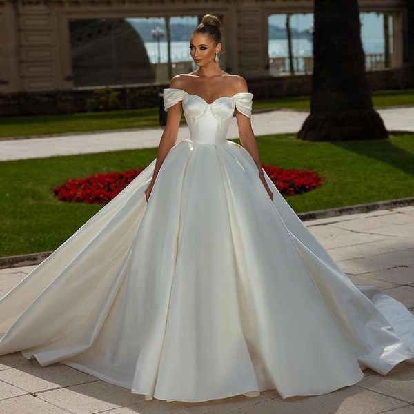 Favolosi abiti da ballo con scollo a barchetta Abiti da sposa pieghettati con scollo a spalla Abiti da sposa con perline e pizzo sul retro Sweep Train Robe de mariee in raso