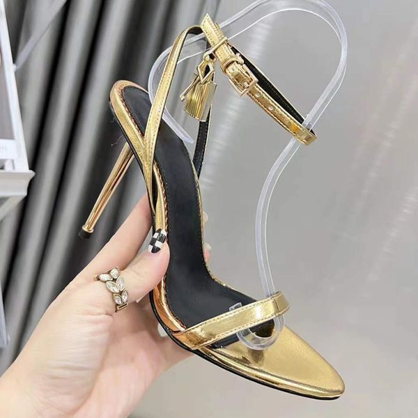 Neueste Mode Metallic Feeling High Heel Sandalen 10,5 cmDamen luxuriöse Gold Lock Dekorieren High Heels Sommer Rose rot Sandale Knöchelriemen Kleid Schuhfabrik Schuhe