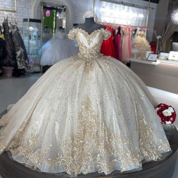 Glitzernde Pailletten-Quinceanera-Kleider für Junior-Mädchen, mexikanische Ballkleider, Abschlussball, schulterfrei, Goldverzierung, Spitzenapplikation, Korsett, Sweet 16, Vestido 15, XV Anos