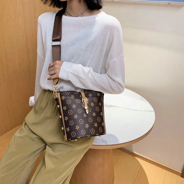 

net red small bag women's 2022 new korean fashion versatile one shoulder diagonal printing wide shoulder strap contrast bucket bags