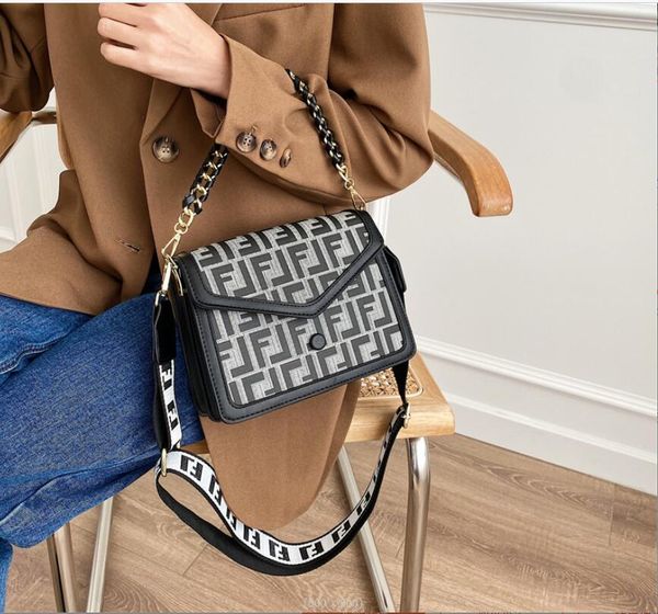 

2022 bag women's new fashion versatile one shoulder messenger bag retro hong kong style broadband chain small square