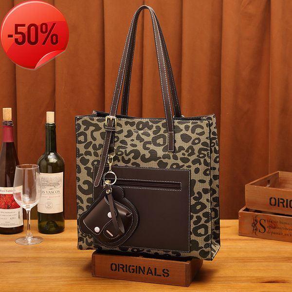 

fashion luxury designer2022 spring / summer new leopard print tote for women single shoulder underarm large capacity commuter handbag messen