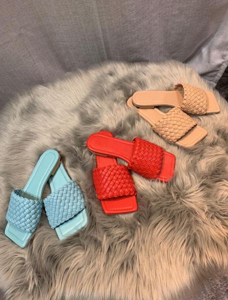 

2022 luxury designer women slippers flat heels soft leather weaving mules squared sole sandals summer fashion party slipper qua kft, Black