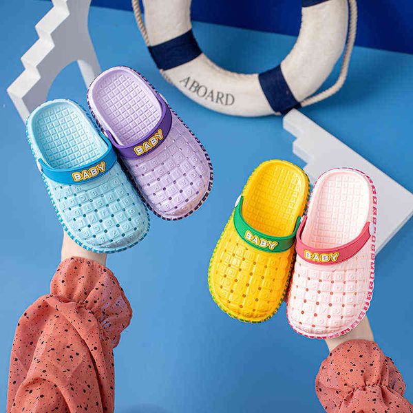 Crianças chinelas de verão meninos meninas sandálias letra fofa de jardim sapatos pvc mulas crianças praia sons cavergidos de praia