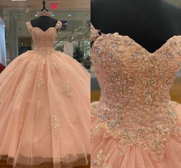 Abiti classici in tulle rosa Quinceanera 2022 Applique in pizzo con perline Maniche a cappuccio Sweetheart Corsetto Indietro Abito da ballo di ritorno a casa Abito da ballo Tulle Puffy