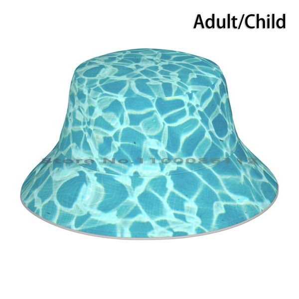 Boinas dançando chapéu leve chapéu de sol piscina de água de tampa azul turquesa quadrada reflexões de verão minimalista resumo