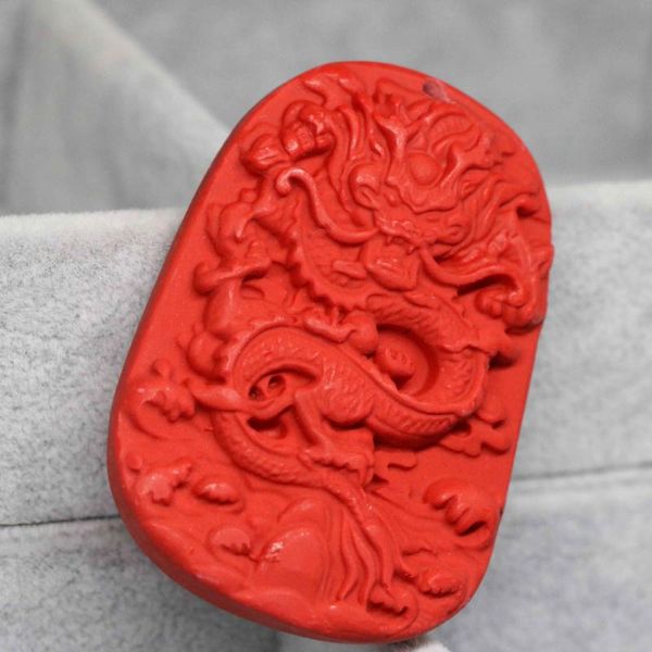 Colares pendentes Venda Sale Synthetic Red Cinnabar Escultura Chinesa Dragão de alta qualidade Faixa para colar de roupas DIY 40 Acessório de 56 mm B1549Penda