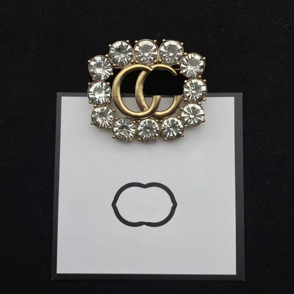 

brooches gujia luxury 2022s designer new style glass pearl the letter g clothing neckpin versatile fashion popular brooch fashion with box, Gray