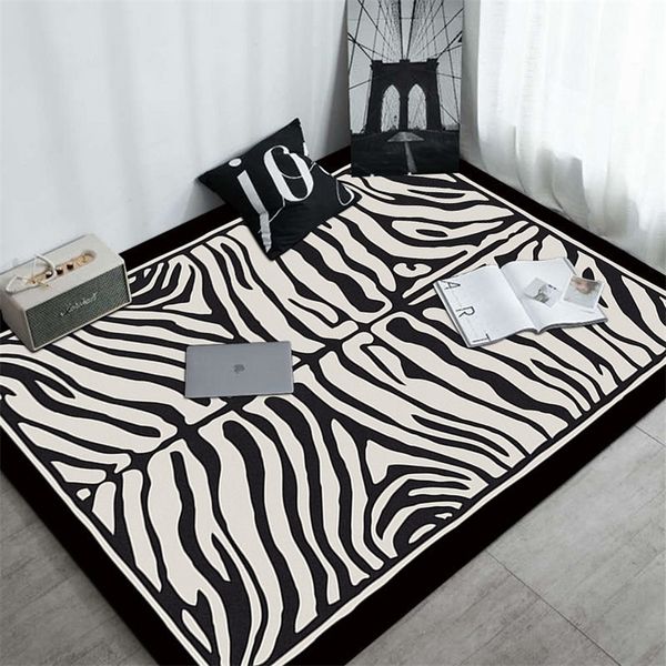 Zebra estampado tapete preto e branco Simplicidade da sala de estar do quarto de quarto decoração de mesa de café tapetes banheiro não deslizamento 220504