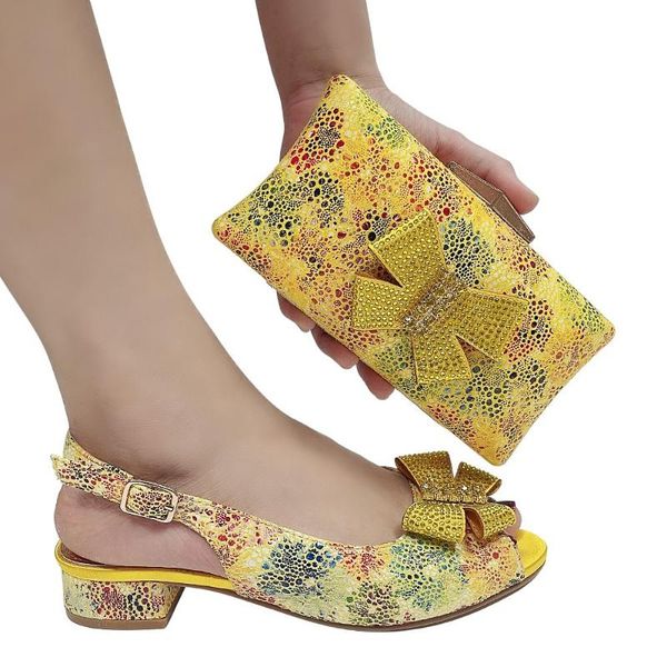 Sandali gialli con tacco basso firmati con borsa abbinata. Borsa per scarpe italiane da donna estiva da abbinare