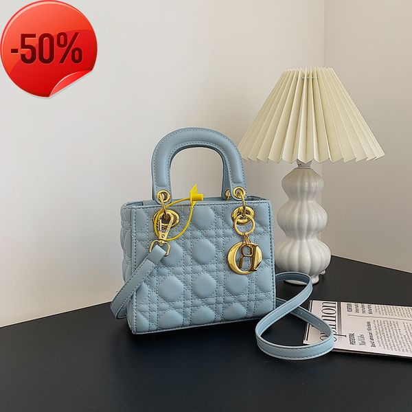 

the factory directly 2022 women's one shoulder high texture fashion princs summer super fire msenger small bag