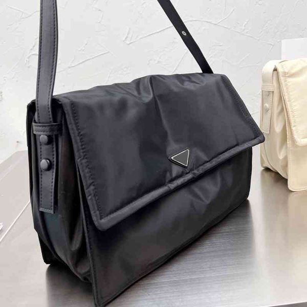 

women luxurys designers messenger bag high capacity handbag shoulder nylon designer crossbody sports purses 220414 zhouzhoubao123