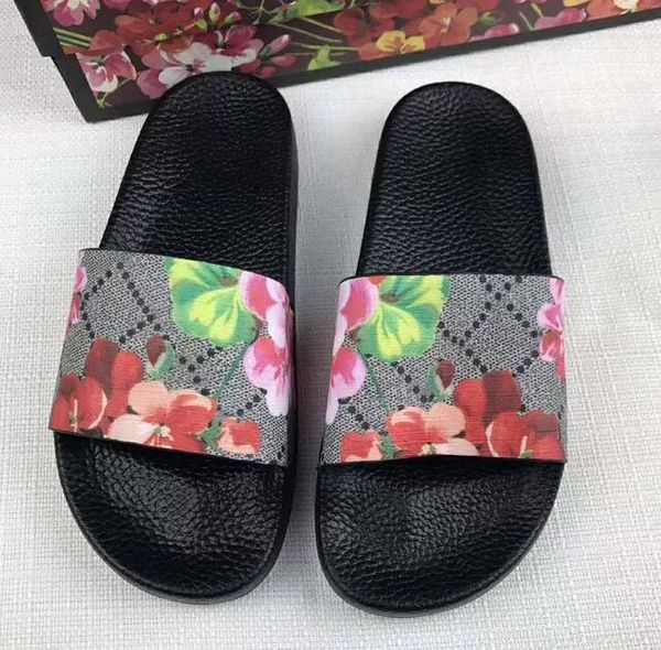 2022SS Женские сандалии модные резиновые пляжные пляжные тапочки с домашними туфлями Эффект на открытых повседневных туфлях для мальчиков и девочек