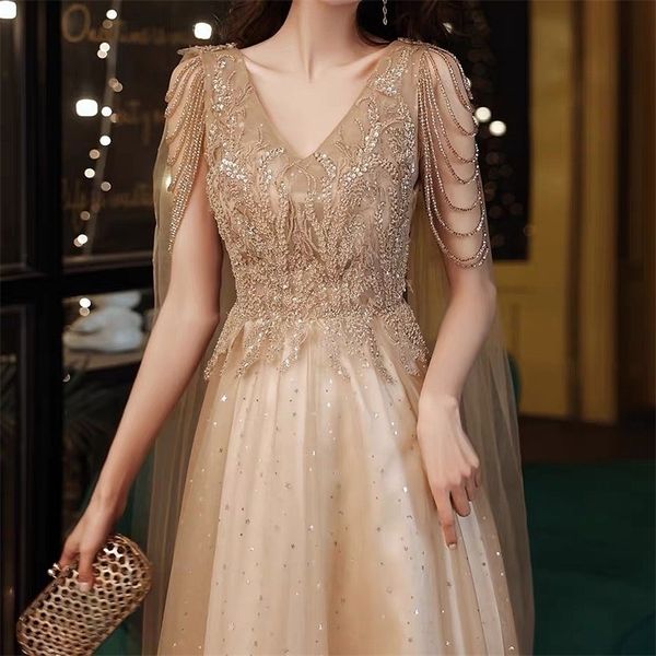 Champagner-Gold-Abendkleider mit Umhang, A-Linie, sexy V-Ausschnitt, Aline, glänzend, luxuriös, mit Perlen verziert, Schal, formelle Promi-Abschlussballkleider 220705