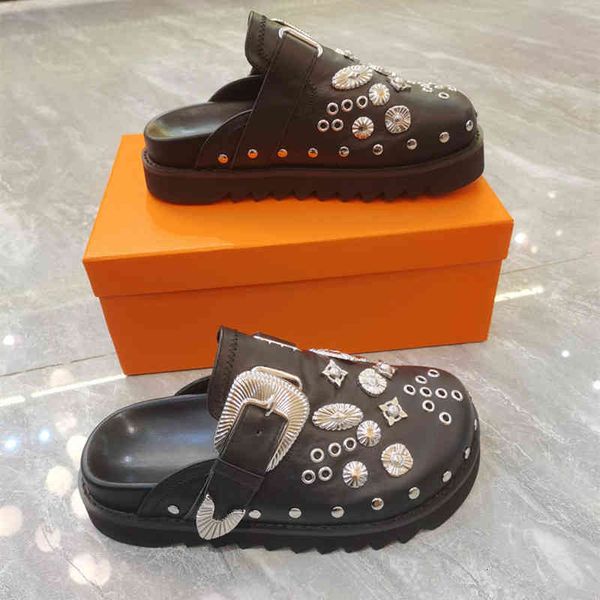 

sandals the same rivet thick soled slippers are worn by women. fashion leisure baotou semi slipper in summer wkqe, Black