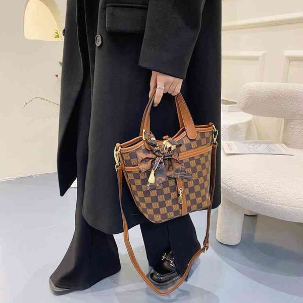 

2022 factory wholesale new high sense small bag female ins minority fashion autumn and winter checkerboard lattice single shoulder messenger