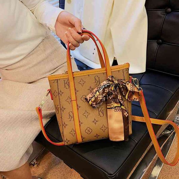 

factory wholesale live broadcast bag female trend portable bucket printed letter messenger