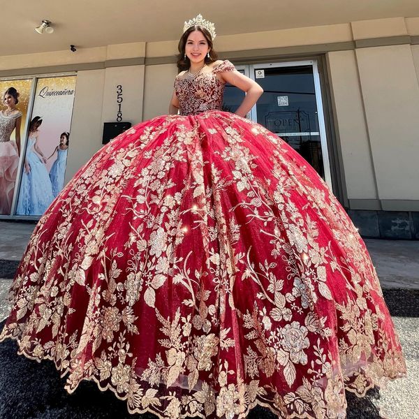 Abito Quinceanera oro bordeaux 2023 Cinghie Collo Sparkle Paillettes floreali Perline Tulle Puffy Sweet 16 Abiti Vestidos De 15 Anos Corsetto con lacci Indietro Spalle scoperte