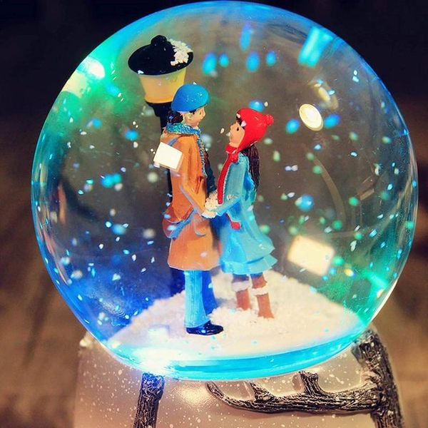 Oggetti decorativi Figurine Coppia Musica Sfera di cristallo Bellissimo globo di neve multifunzionale Spruzzo creativo Sky City Scatola luminosa per Gi